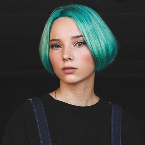 Menina de cabelo azul encara a câmara